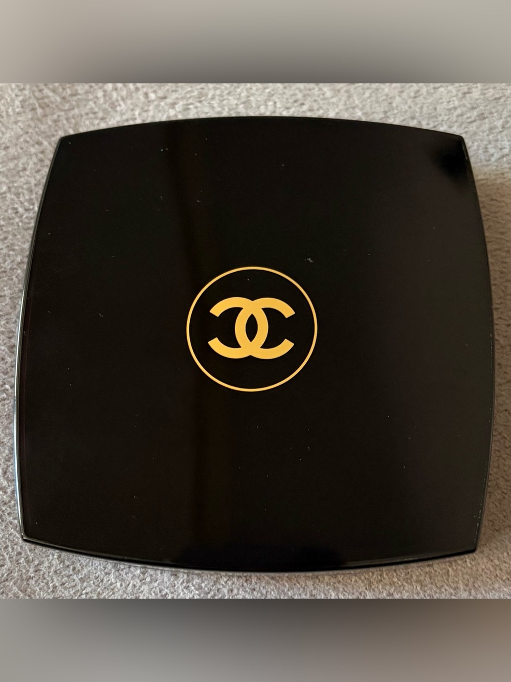 NEW! CHANEL ECLAT LUNAIRE
OVERSIZED ILLUMINATING FACE POWDER COMPACT - Picture 2 of 3
